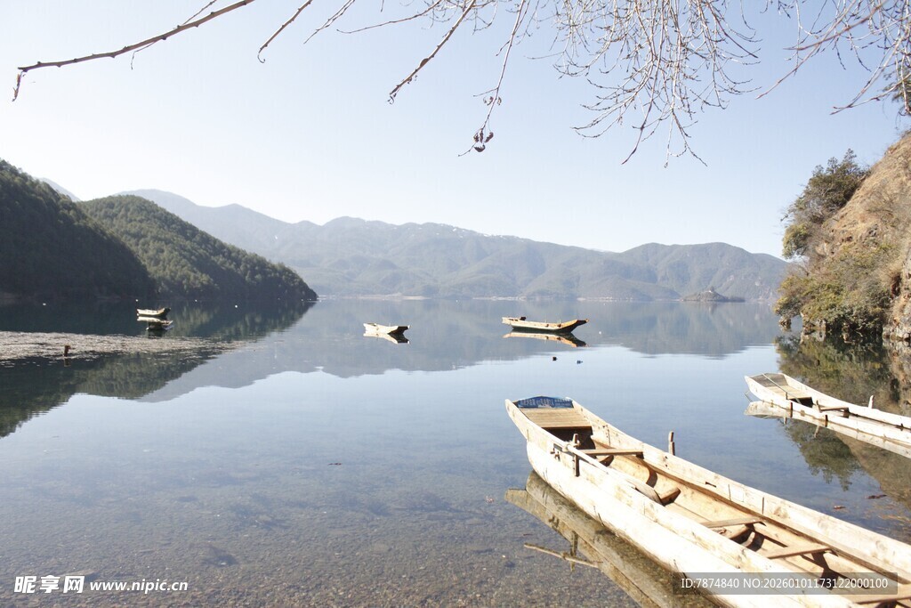 宁静湖面的古朴小船