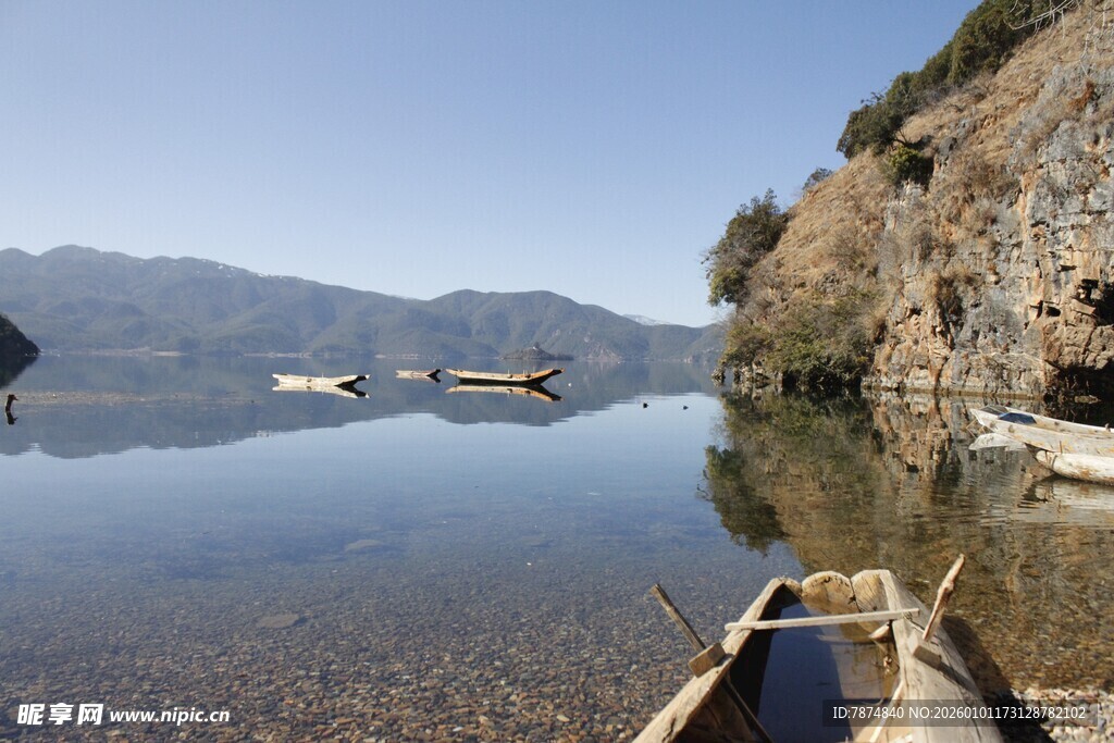 宁静湖面的悠然小船景象