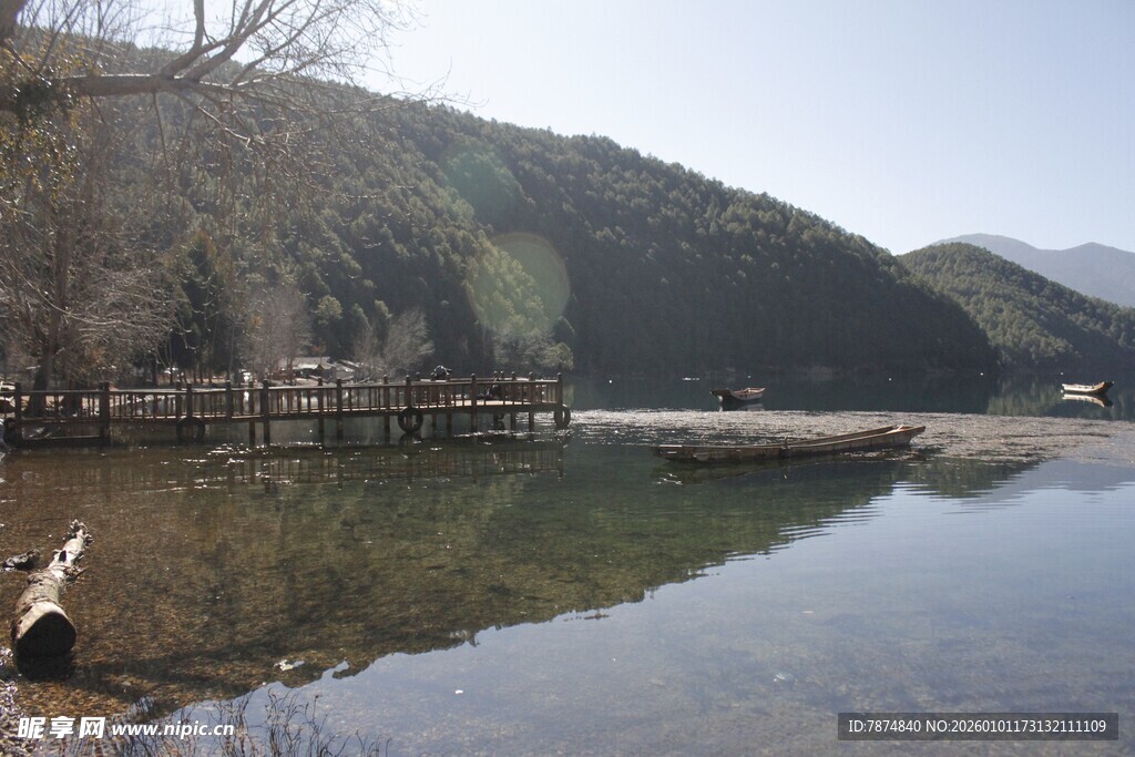 宁静山水间的清澈湖泊