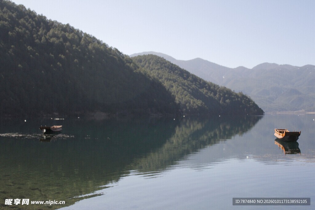 山水间的静谧泛舟景象