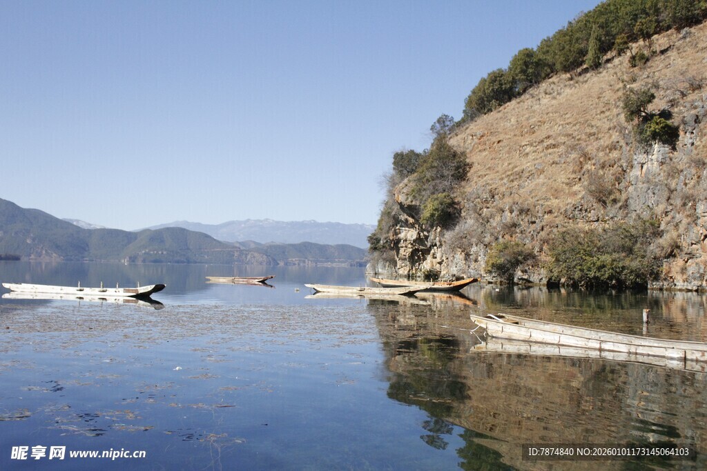 湖畔山景 宁静自然风光