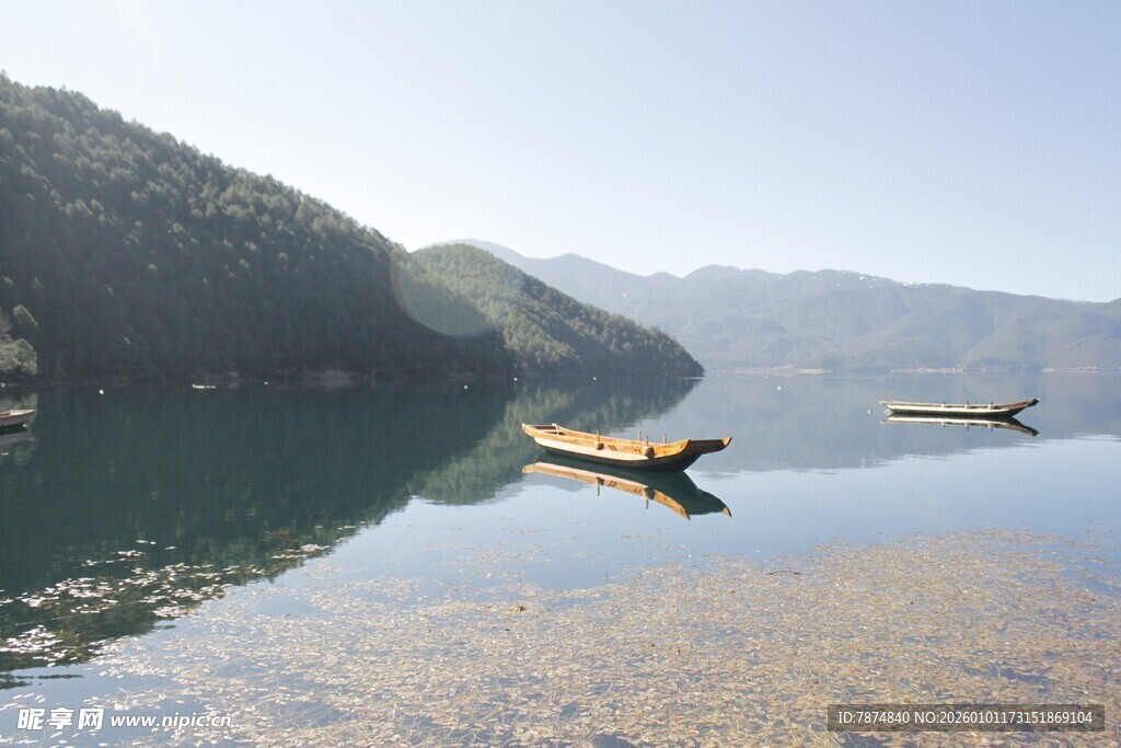 宁静湖面上的孤舟美景