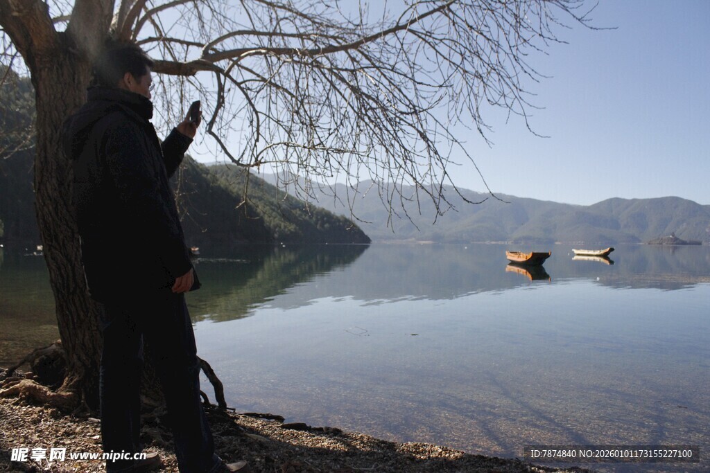 湖畔孤影 静赏山水风光