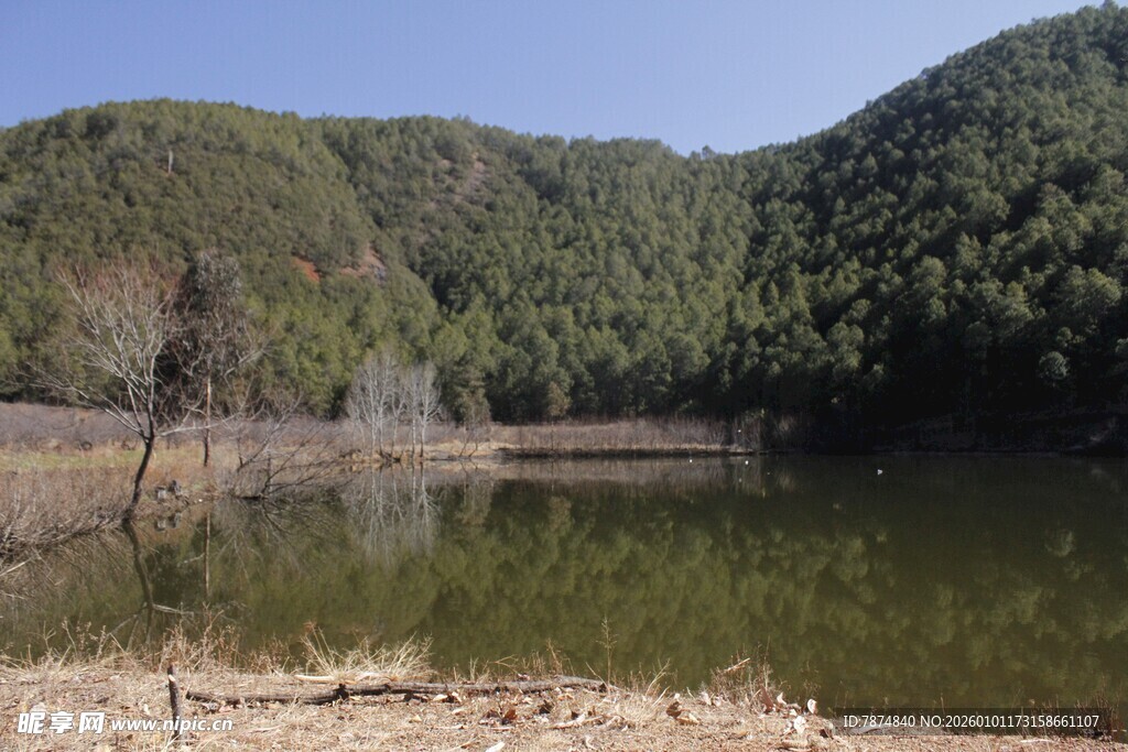 山间静谧湖泊美景