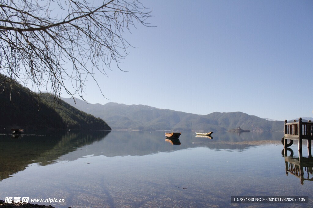 宁静山水湖面小船美景