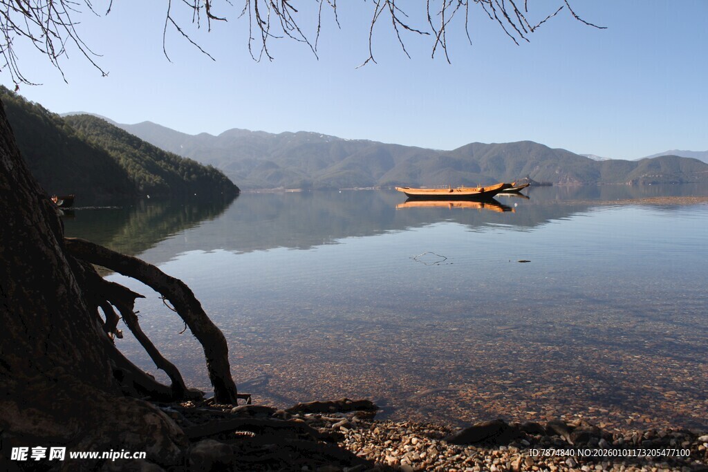 宁静湖面的孤舟美景