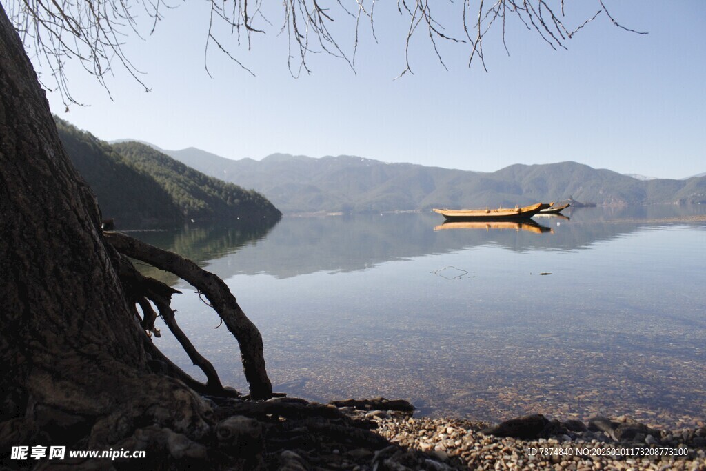 湖畔孤舟静景