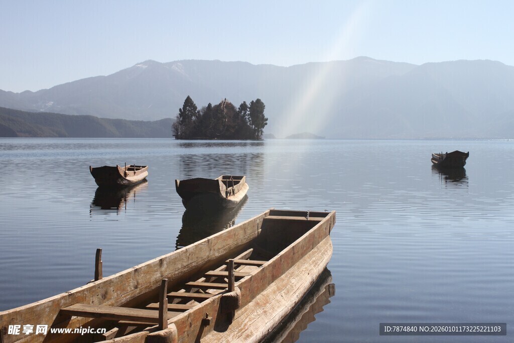 湖畔小船静景