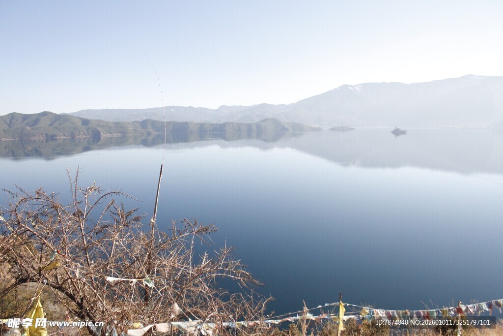 宁静湖面与远山风景