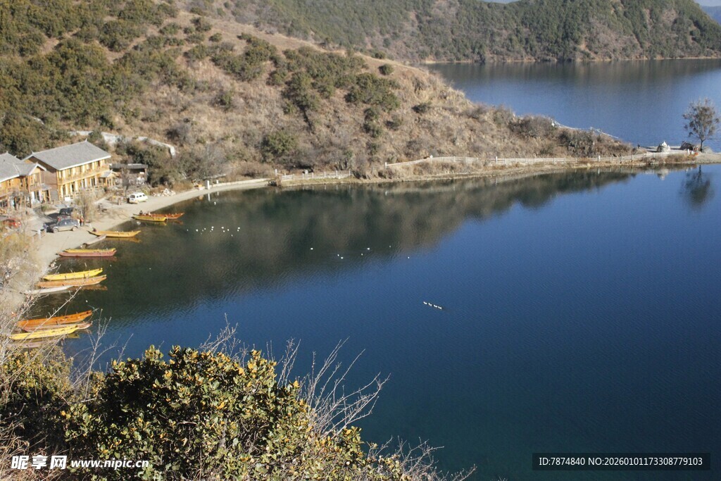 宁静湖畔的自然风光