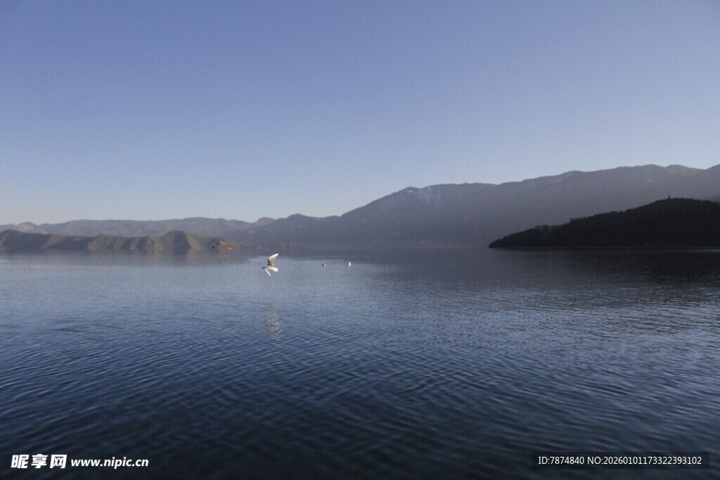 宁静湖水与远山景致