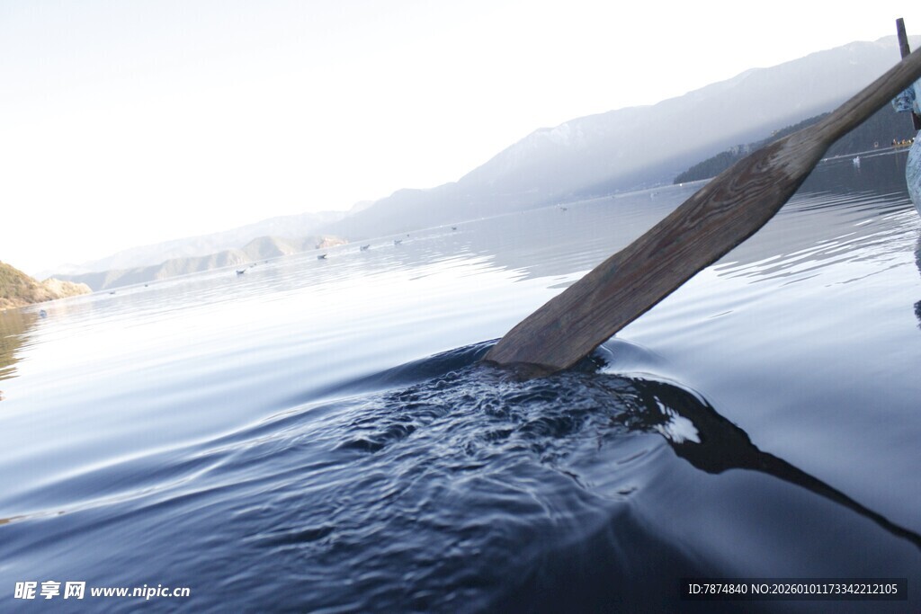 划桨激起水波的静谧瞬间