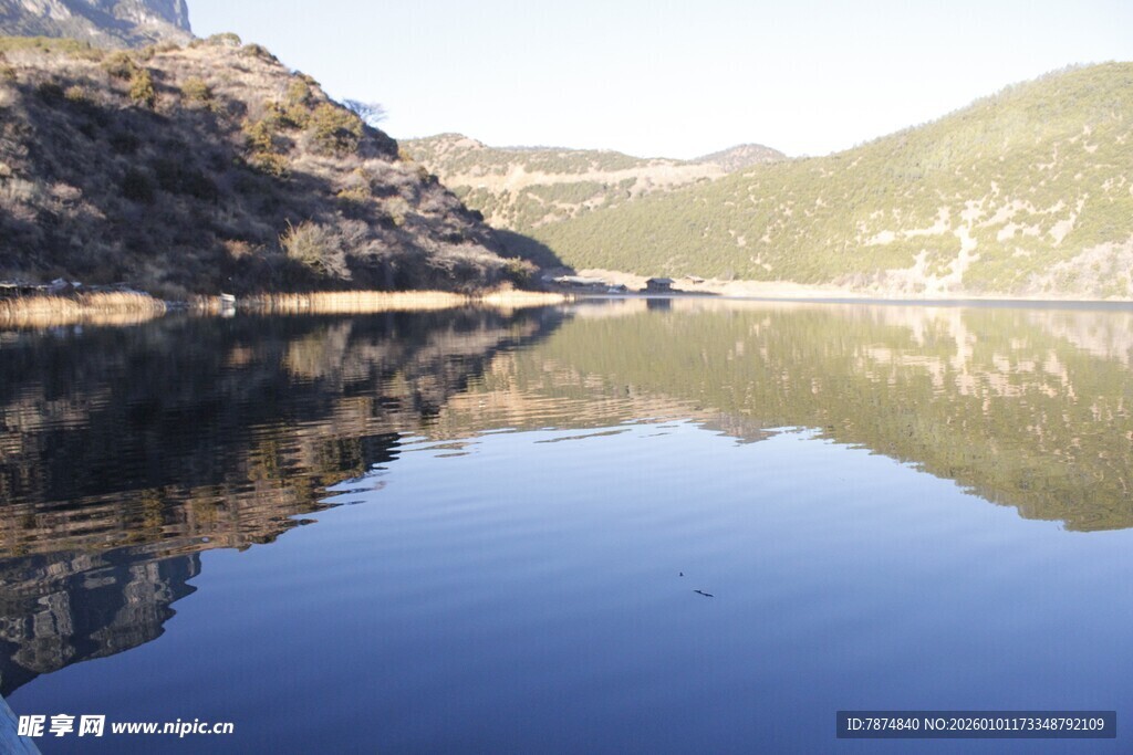 宁静山水湖景倒影画面