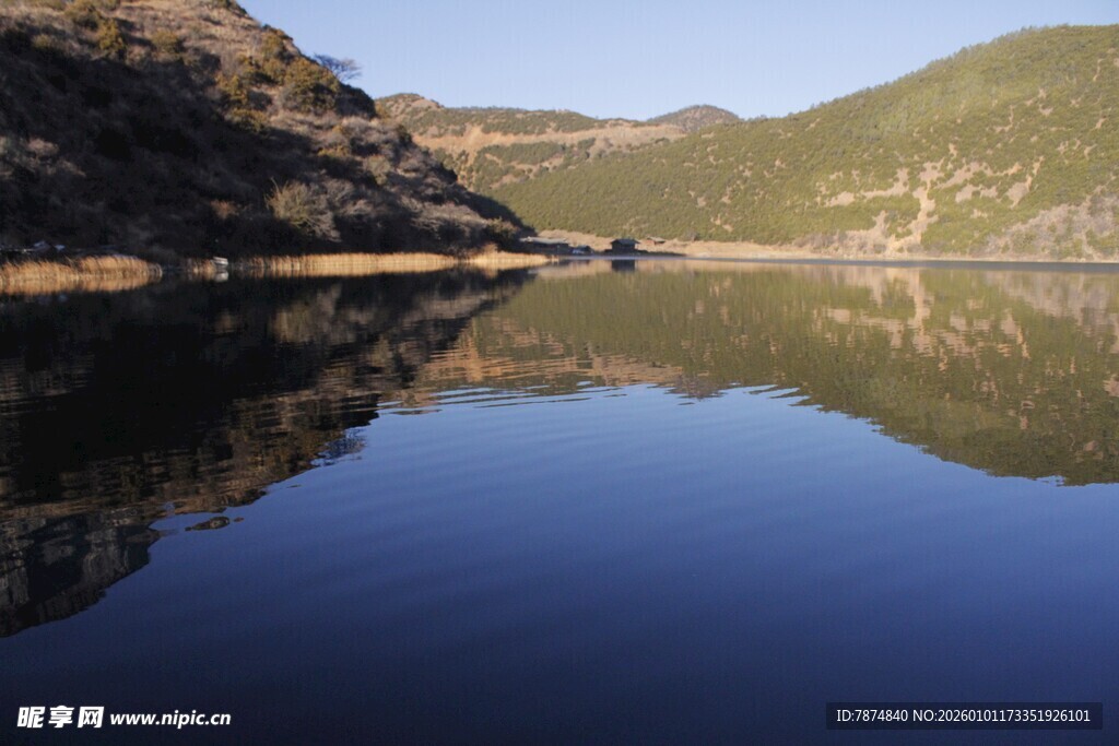 宁静山水倒影美景