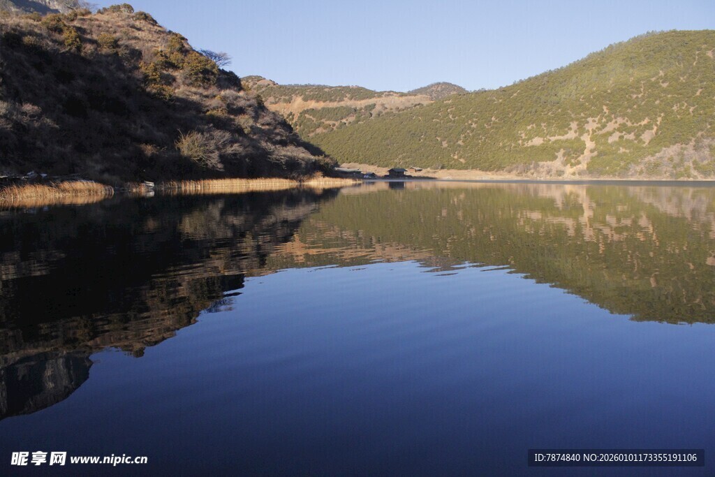 宁静山水湖面倒影美景