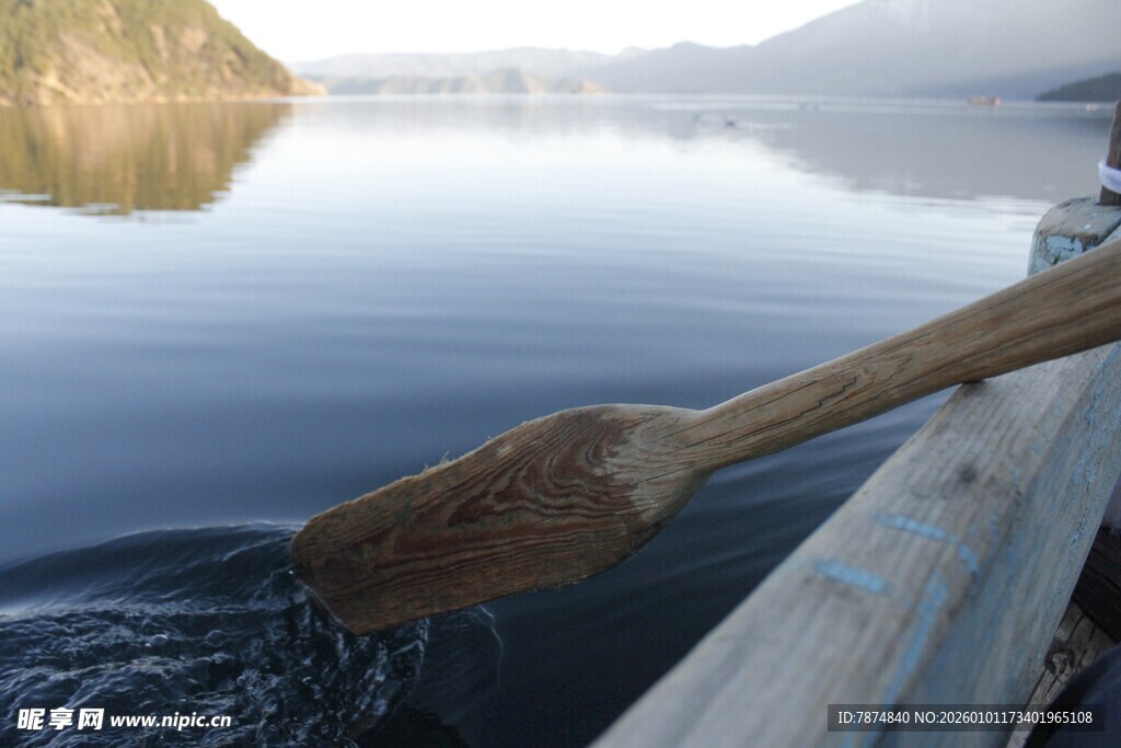 泛舟湖面的木桨