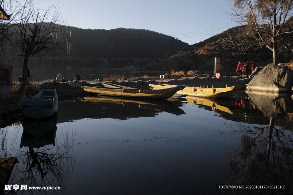 宁静水边停泊的船只景象