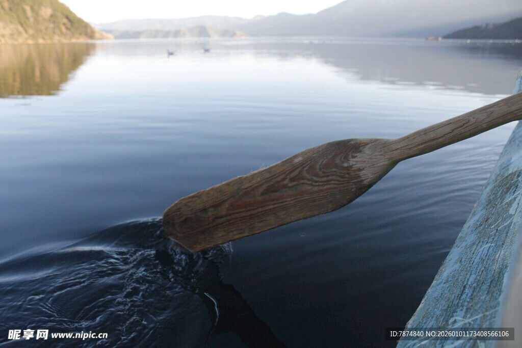 木桨入水泛起湖面涟漪