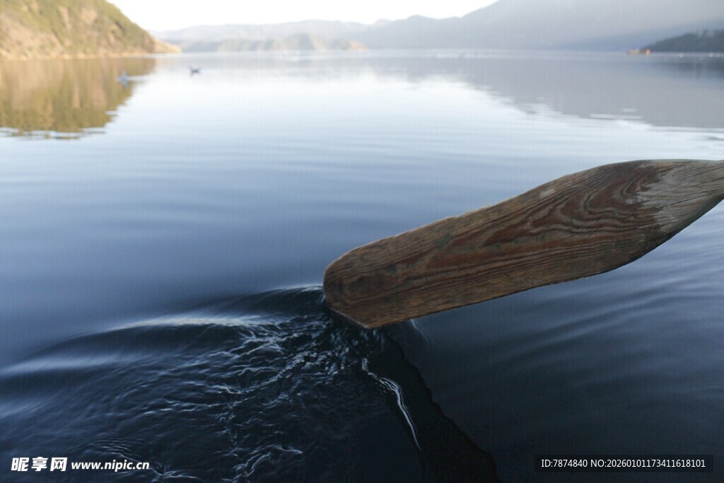 湖面划桨的静谧瞬间