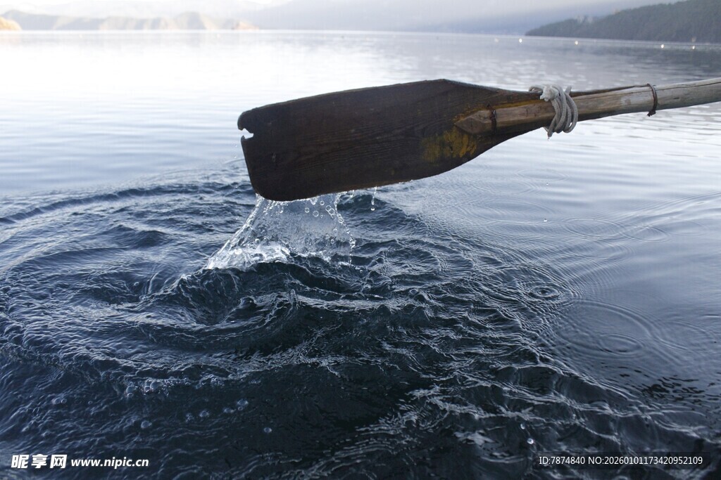 船桨入水泛起层层涟漪