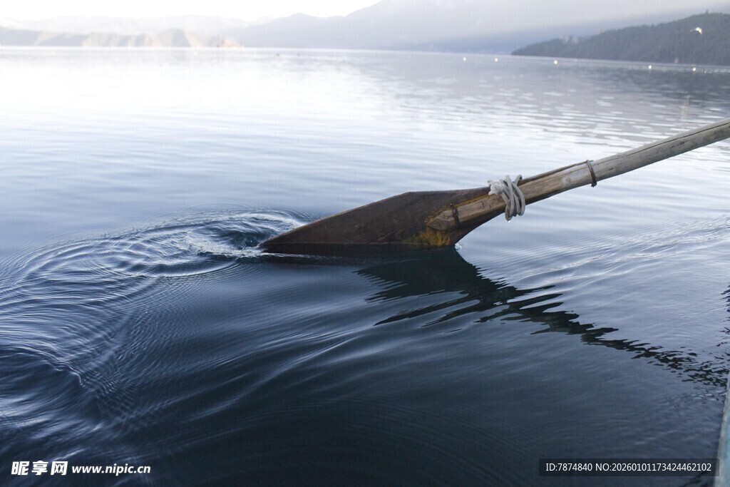 船桨入水泛起层层涟漪