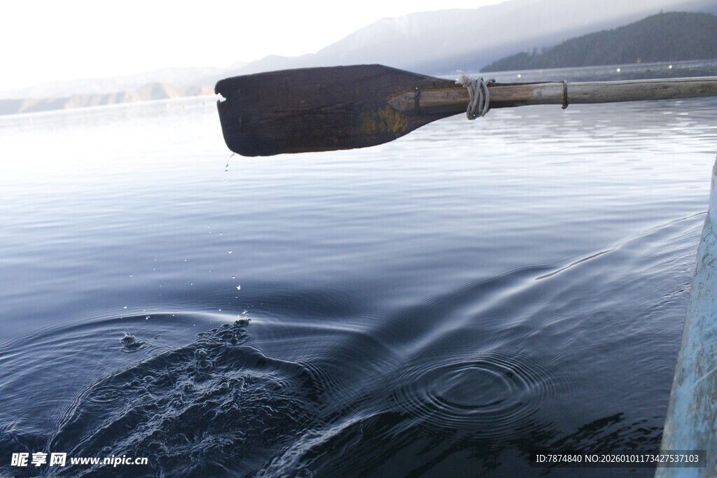船桨入水泛起层层涟漪