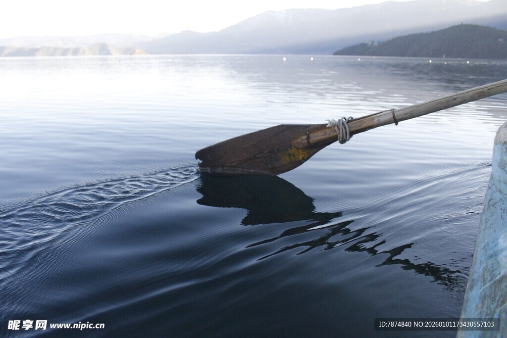 湖面划桨泛起层层涟漪