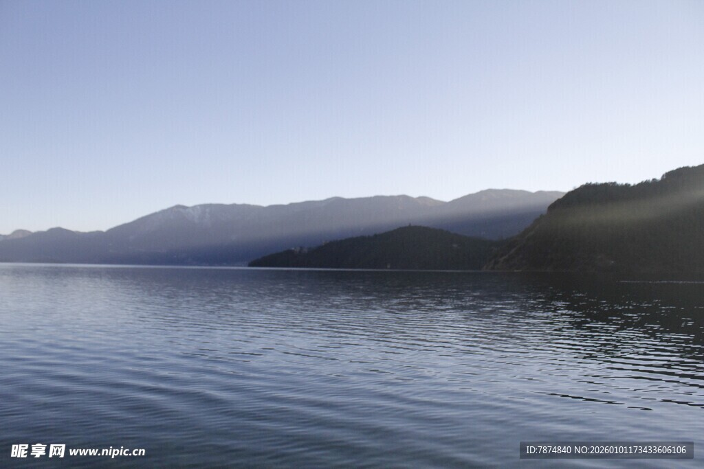 宁静山水间的湖景风光