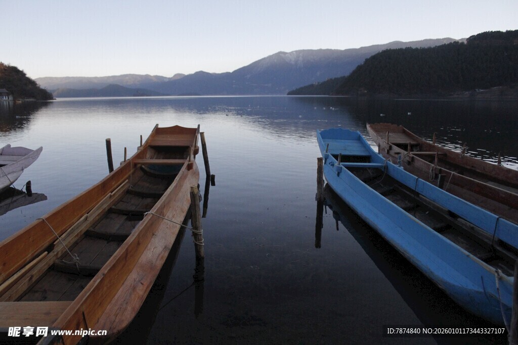 宁静湖面停泊的多彩小船