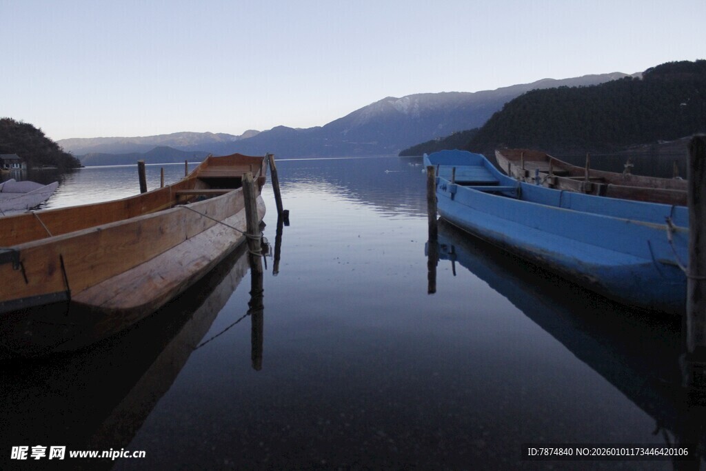 宁静湖面的两艘小船