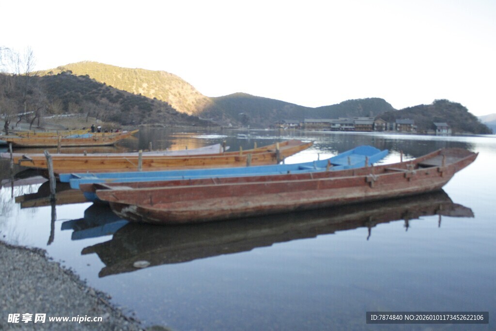 岸边停泊的几艘小船