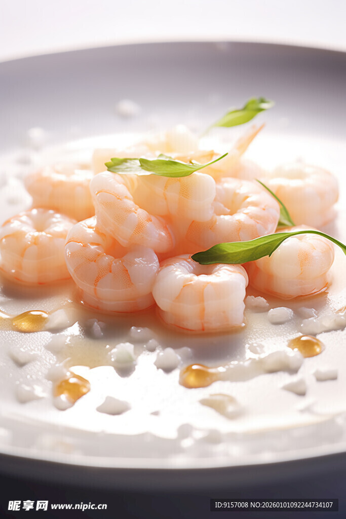 白盘上的鲜嫩虾仁