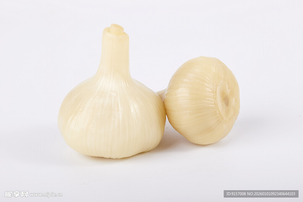 两颗新鲜大蒜特写