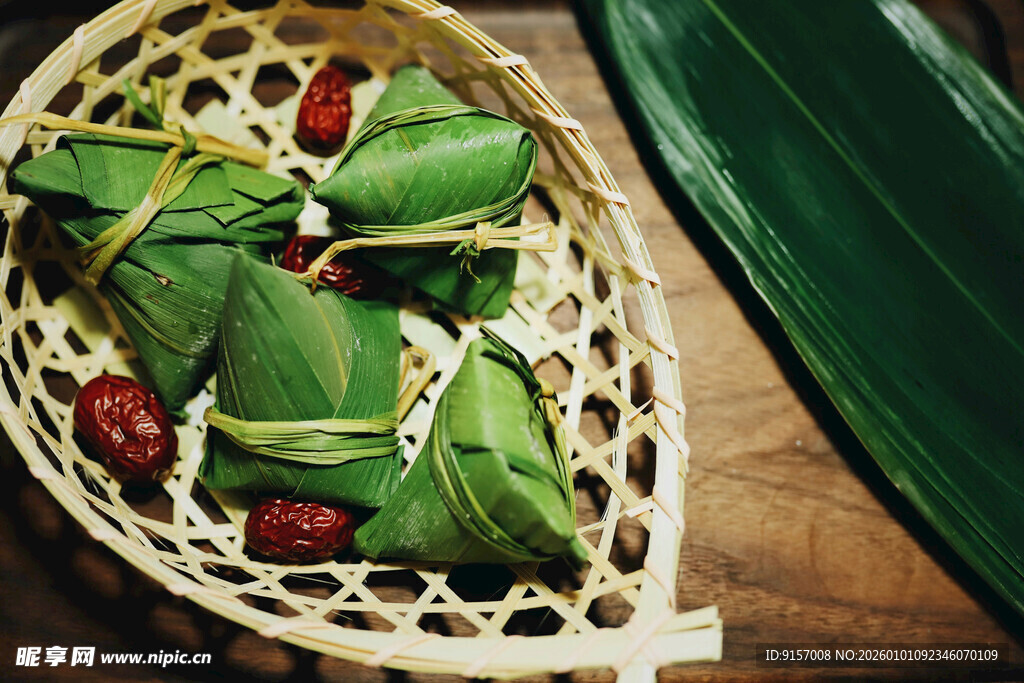 竹篮中的美味传统粽子