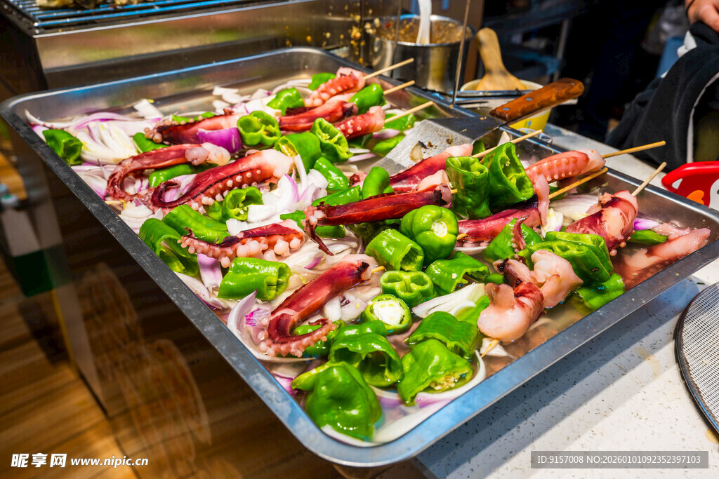 美味多样的海鲜蔬菜拼盘