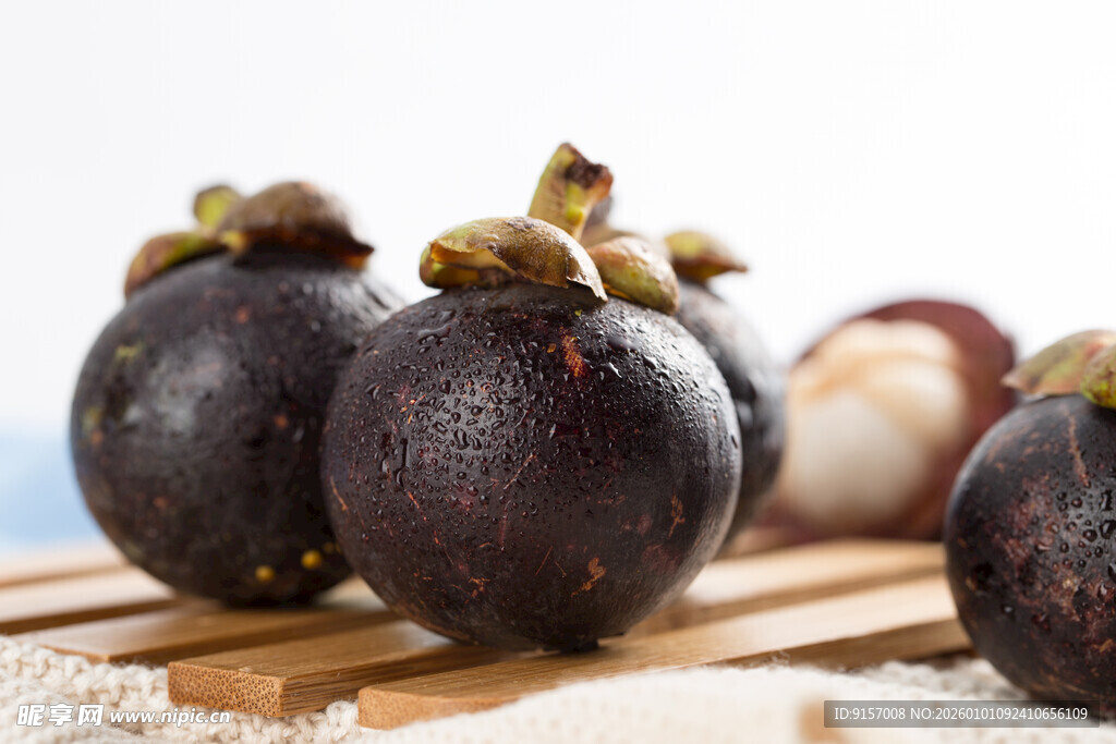 新鲜山竹摆放在木垫上