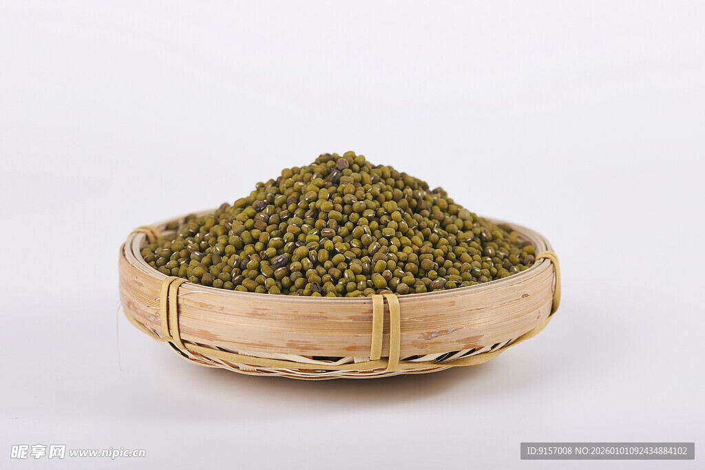 竹盘盛放的绿色颗粒状物品