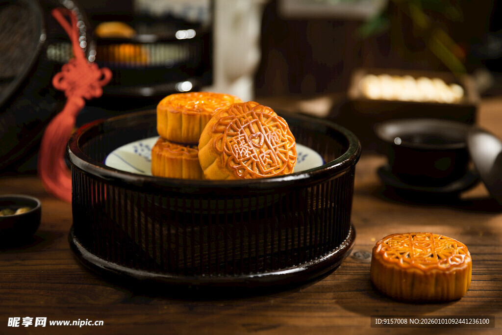 中式传统糕点摆放在木盘上