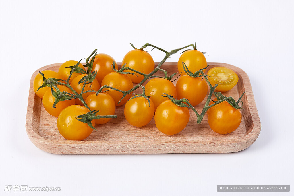 木盘上的金黄小番茄