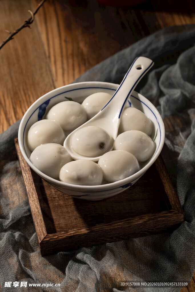 木盘盛着的美味白汤圆