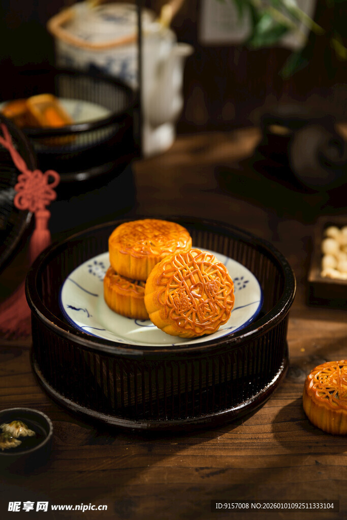 中式传统糕点摆放在木桌上
