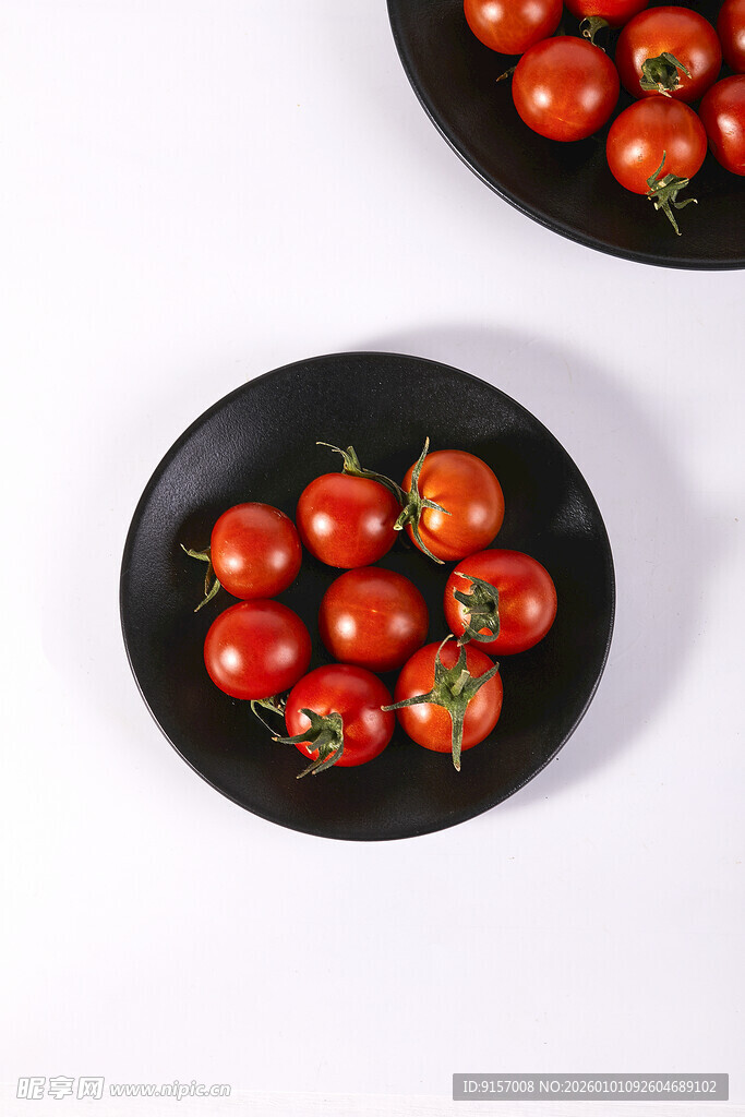 黑盘盛放的新鲜小番茄