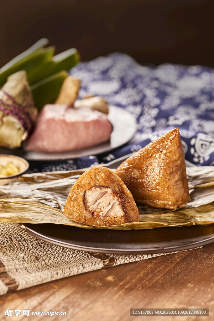 传统美味粽子摆于木桌