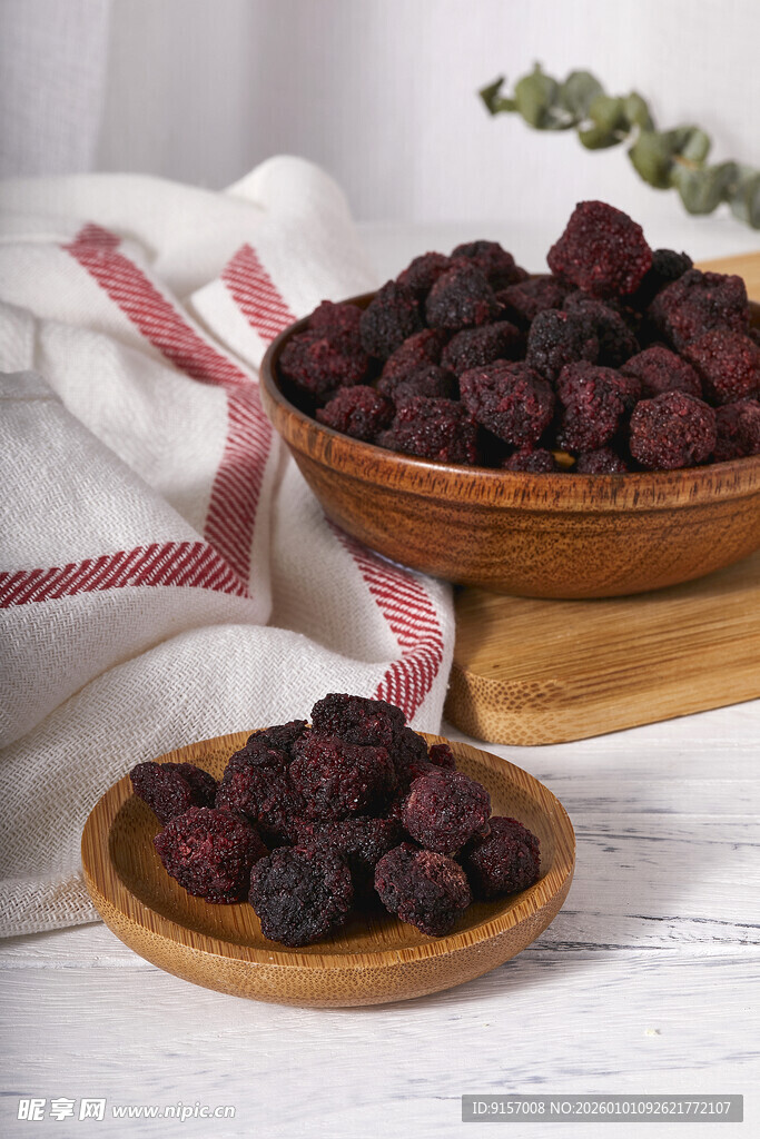 木盘盛放的新鲜饱满杨梅