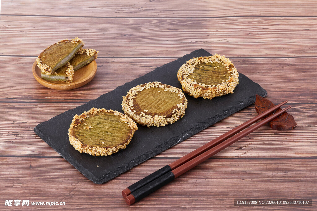 美味煎饼摆放在石板上