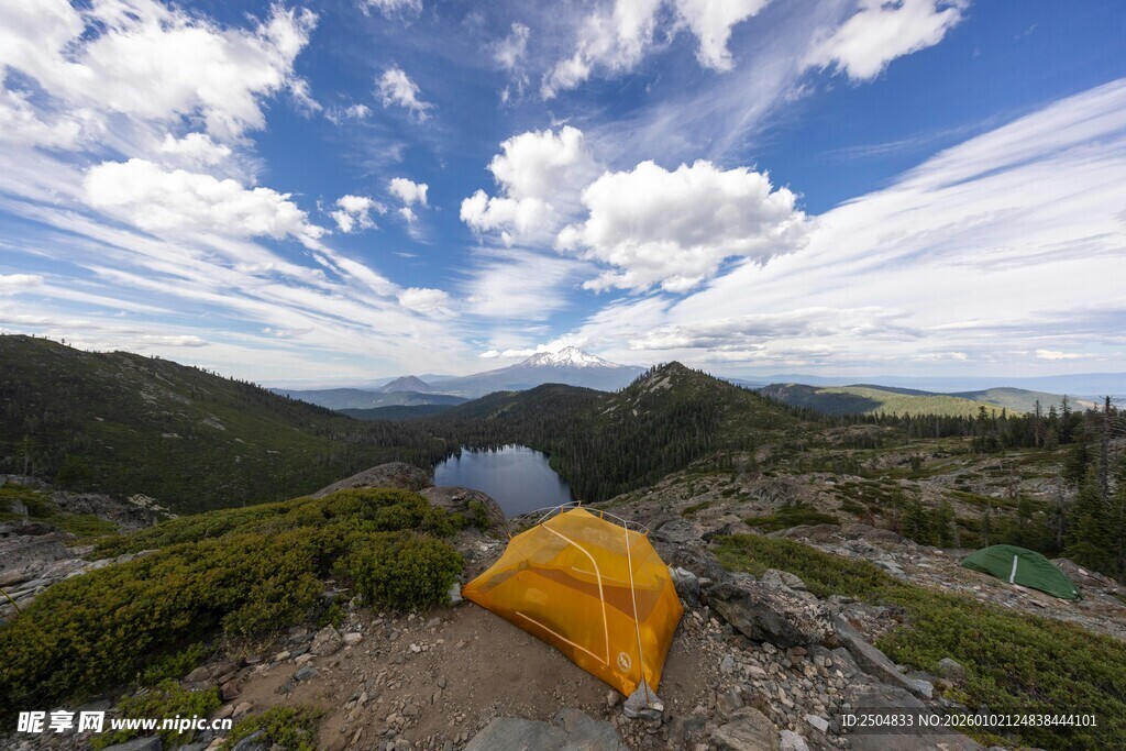 山间露营场景