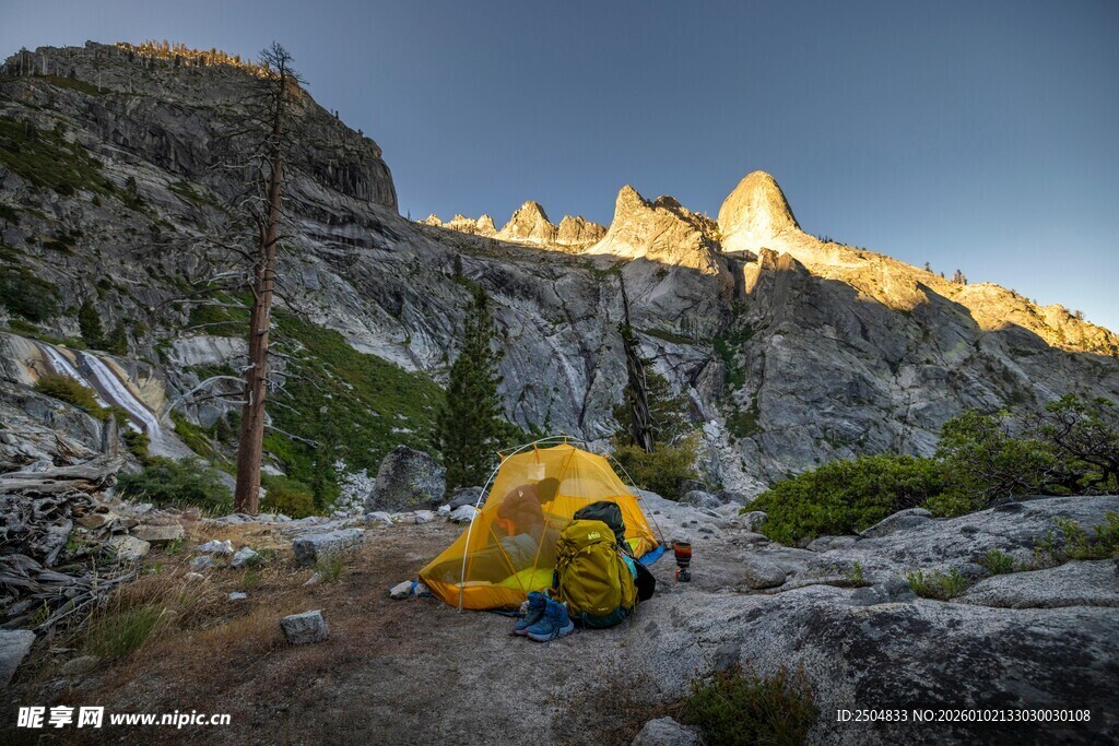 山间露营 与自然的亲密邂逅