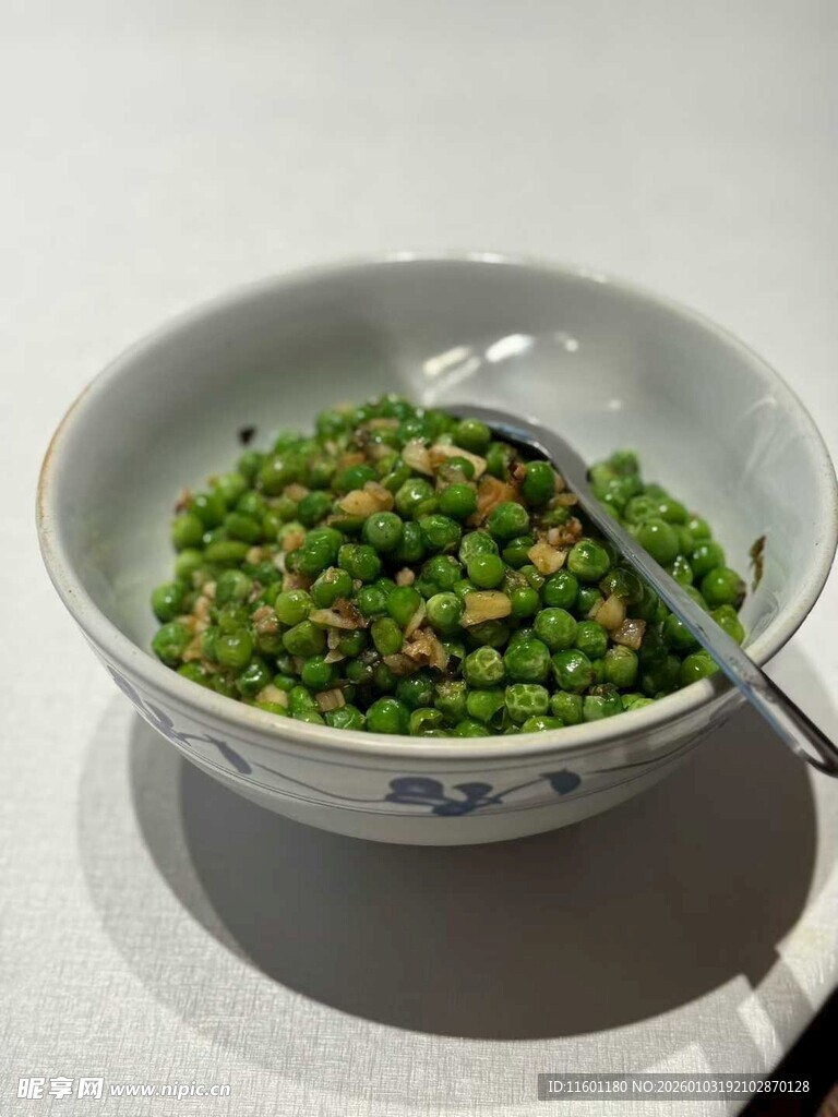一碗翠绿豌豆配银勺