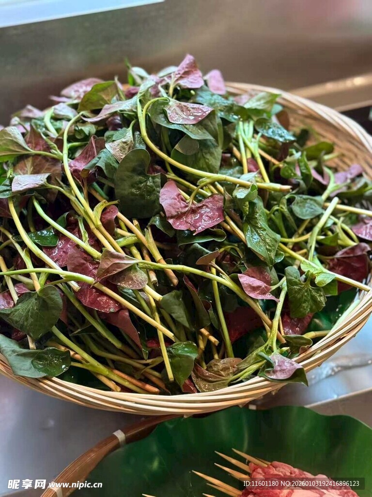 新鲜嫩绿蔬菜盛于竹篮中