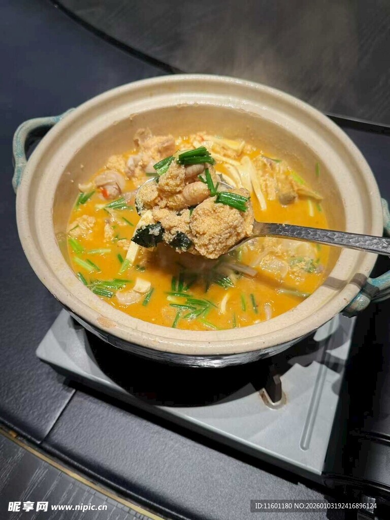 美味砂锅汤 鲜香诱人